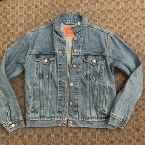 Levi’s boyfriend denim trucker